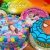 [Image: ¡Paga $26 en Lugar de $52.50 por Pastel Redondo de 40 Porciones con Relleno Premium + Decoración con Fotografía o Imagen Impresa en Papel de Arroz!m]