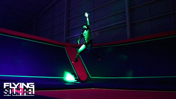 [Image: ¡Paga Q95 en lugar de Q306 por Paquete Súper Flying que Incluye : All You Can Jump en todas sus Atracciones: Freestyle Court, Dunk Hoops, Slackline, Dodgeball Court, Neon Lights, Foam Pits y Rope Swing + 1 Pizza Personal + 1 Botella de Agua Pura!m]