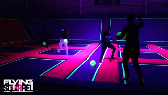 [Image: ¡Paga Q95 en lugar de Q306 por Paquete Súper Flying que Incluye : All You Can Jump en todas sus Atracciones: Freestyle Court, Dunk Hoops, Slackline, Dodgeball Court, Neon Lights, Foam Pits y Rope Swing + 1 Pizza Personal + 1 Botella de Agua Pura!m]