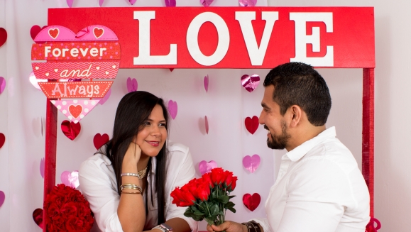 [Image: ¡Paga $23 en Lugar de $100 por Sesión Fotográfica de San Valentín hasta para 5 Personas + DVD con las 25 Mejores Fotografías Editadas en Alta Resolución!m]