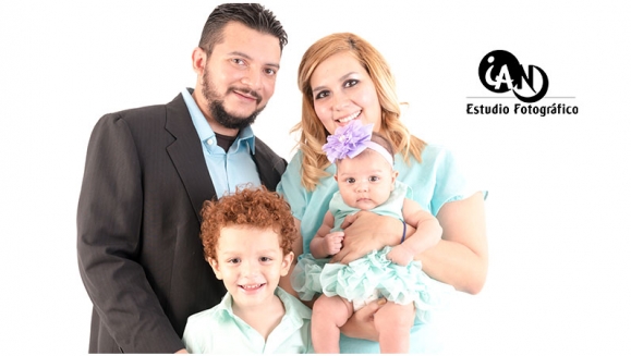 [Image: ¡Paga $20 en Lugar de $50 por Sesión Fotográfica Profesional de 45 Minutos en Estudio hasta para 5 Personas + 25 Fotografías Editadas en Formato Digital!m]