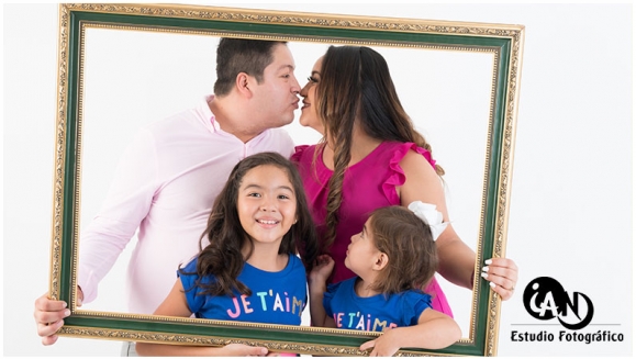 [Image: ¡Paga $20 en Lugar de $50 por Sesión Fotográfica Profesional de 45 Minutos en Estudio hasta para 5 Personas + 25 Fotografías Editadas en Formato Digital!m]