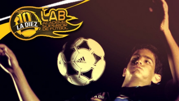 [Image: ¡Paga $20 en lugar de $95 por un mes de clases de fútbol + matrícula en La DIEZ!m]