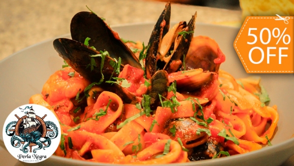 [Image: ¡Paga $20 en Lugar de $40 por 1 Entrada de Causa Limeña o Aros de Calamar + 2 Platos Fuertes a Elección entre Pescado Ají, Perla Negra (Mariscos Salteados), Pasta Fruti di Mari o Pechuga de Pollo a La Parrilla + 2 Limonadas + 1 Pie de Limón!m]