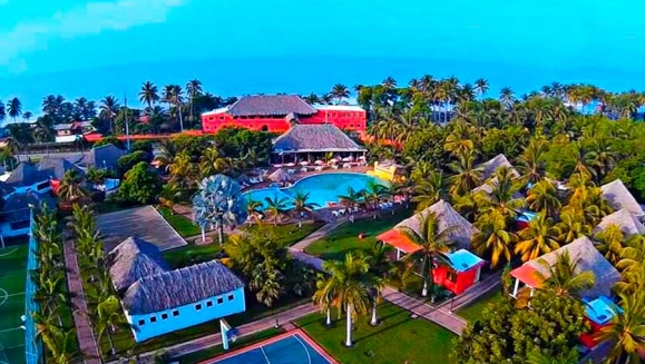 [Image: ¡Paga $55 en Lugar de $149 por Estadía de 1 Noche para 4 Personas en Bungalow Junior!m]