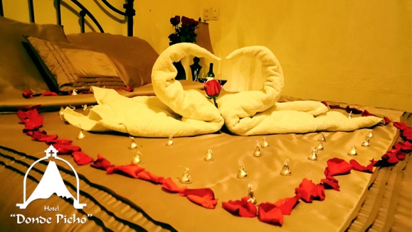 [Image: ¡Paga Q699 en lugar de Q1,500 por Estadía Romántica que Incluye: 1 Noche en Junior Suite o Suite + Decoración con Velas y Rosas + Botella de Vino + Chocolates + 2 Desayunos + Uso de Piscina, Jacuzzi y Más!m]