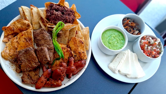[Image: ¡Paga $41.99 en vez de $85 por Day Pass para 4 que Incluye: Parrillada de 1 Lb de Carne de Res + 1 Lb de Filete de Pechuga de Pollo + 4 Chorizos + Casamiento + Queso + Guacamole + Chirmol + 4 Bebidas + 4 Helados Sencillos + Uso de Piscina y Canchas!m]