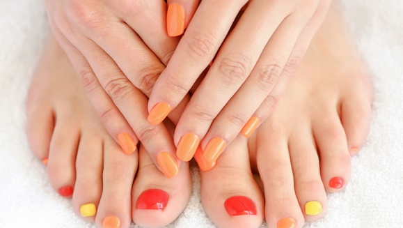 [Image: ¡Bella de Pies a Cabeza! ¡Paga $25 en Lugar de $99 por Manicure Spa + Pedicure Spa + Exfoliación + Esmaltado Permanente en Manos y Pies+ Lavado + Tratamiento Reconstructivo + Keratina Hidrolizada + Sellado + Corte de Puntas + Planchado!m]