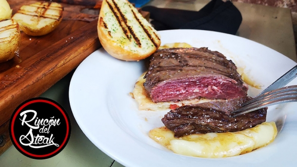 [Image: ¡Paga Q345 en lugar de Q716 por Menú para 2 que incluye: 24 Onzas de Entraña Premium con Queso + 4 Guarniciones a elección + 2 Bebidas + 2 Porciones de Pan y 2 Postres!m]