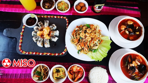 [Image: ¡Paga Q169 en lugar de Q356 por Menú “Sea Food Lover” para 2 con: 2 Sopas de Mariscos (Camarones, Pulpo, Calamar y Almejas) + 1 Tempura Roll Sushi + 1 Japchae de Camarón (Fideos de Camote) + 2 Cervezas o 2 Bebidas Naturales + 2 Lattes Coreanos!m]