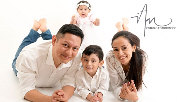 [Image: ¡Paga $20 en Lugar de $50 por Sesión Fotográfica Profesional de 45 Minutos en Estudio hasta para 5 Personas + 25 Fotografías Editadas en Formato Digital!m]
