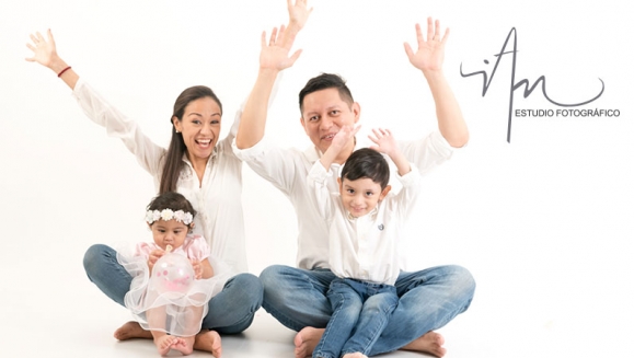 [Image: ¡Paga $20 en Lugar de $50 por Sesión Fotográfica Profesional de 45 Minutos en Estudio hasta para 5 Personas + 25 Fotografías Editadas en Formato Digital!m]