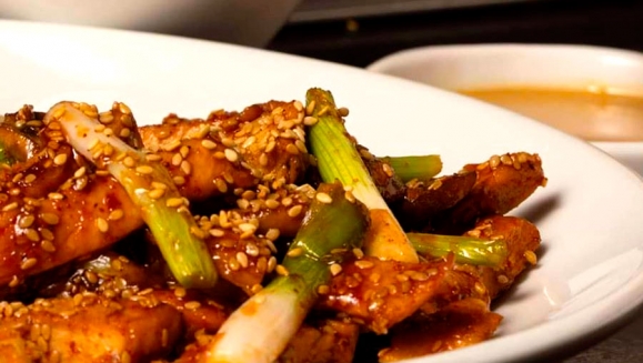 [Image: ¡A Domicilio! ¡Paga $27.95 en Lugar de $58.40 por Banquete para 4 a Domicilio: 1 Spicy Chicken + 1 Lemon Chicken + 1 Teriyaki Chicken + 1 Hibachi Chicken + 4 Porciones de Arroz Frito con Vegetales + 4 Limonadas de Sabor (Mango o Fresa)!m]