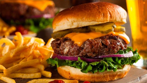 [Image: ¡A Domicilio! ¡Paga $19.99 en Lugar de $40.85 por Menú para 4: 1 Crispy Sandwich + 1 Burger Americana + 7 Alitas + 7 Boneless + 4 Sodas!m]
