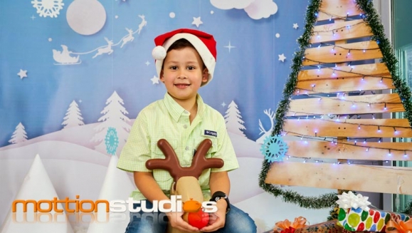 [Image: ¡Paga Q198 en lugar de Q450 por Sesión Fotográfica para hasta 6 Personas en 2 Sets Navideños + 12 Fotografías Digitales + 6 Impresiones Fotográficas de 5x7!m]