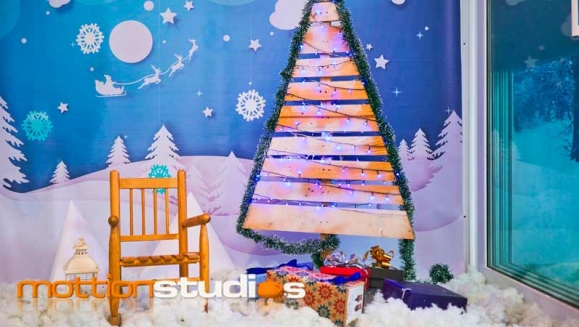 [Image: ¡Paga Q198 en lugar de Q450 por Sesión Fotográfica para hasta 6 Personas en 2 Sets Navideños + 12 Fotografías Digitales + 6 Impresiones Fotográficas de 5x7!m]