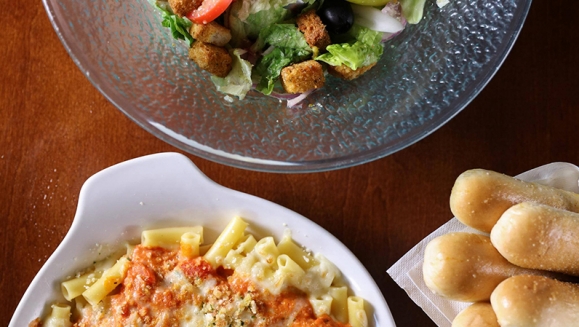 [Image: ¡Paga $27.95 en Lugar de $53.52 por 2 Chicken Fettuccine Alfredo + 1 Five Cheese Ziti + 1 Spagueti Meat Sauce + Bowl de ensalada + 4 Breadsticks + 4 Sodas!m]