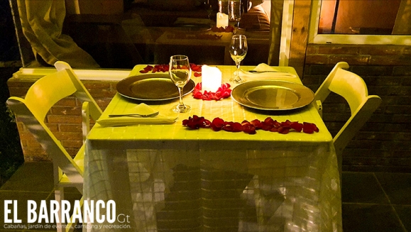 [Image: ¡Paga Q930 en Lugar de Q1,550 por 1 Noche Romántica para 2 en Cabaña a Elección con Decoración + 2 Cenas en Deck Privado + 2 Desayunos + 2 Cócteles de Bienvenida!m]
