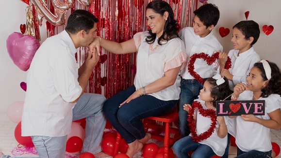 [Imagen:¡Fotografía El Amor y La Amistad! ¡Paga $23 en Lugar de $70 por Sesión Fotográfica Profesional en Estudio hasta para 5 Personas + 25 Fotografías Editadas en Formato Digital + Tarjeta Digital de San Valentín!]