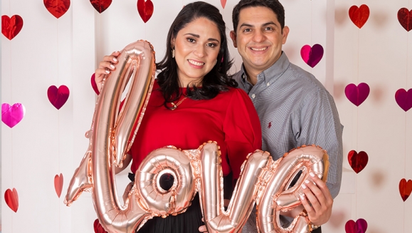 [Image: ¡Fotografía El Amor y La Amistad! ¡Paga $23 en Lugar de $70 por Sesión Fotográfica Profesional en Estudio hasta para 5 Personas + 25 Fotografías Editadas en Formato Digital + Tarjeta Digital de San Valentín!m]