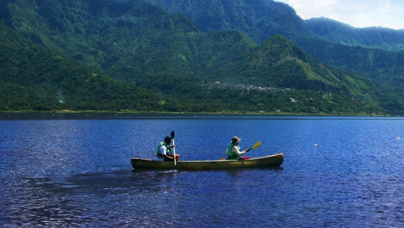 [Imagen:¡Paga Q499 en Lugar de Q878 por Estadía de 3 Días y 2 Noches para 2 Adultos en el Lago de Atitlán: Habitación Doble + 4 Desayunos + Uso Ilimitado de Kayaks + Impuestos Incluidos!]