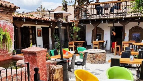 [Image: ¡Paga Q555 en Lugar de Q1,115 por Estadía Romántica que Incluye: Hospedaje para 2 en Habitación con Cama King + 2 Desayunos Chapines + 1 Botella de Champagne y 1 Tableta de Chocolate Toblerone!m]