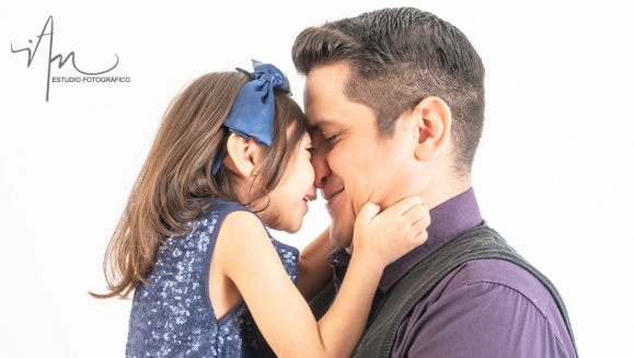 [Image: ¡Paga $23 en Lugar de $70 por Sesión Fotográfica Profesional en Estudio hasta para 5 Personas + 25 Fotografías Editadas en Formato Digital + Tarjeta Digital!m]