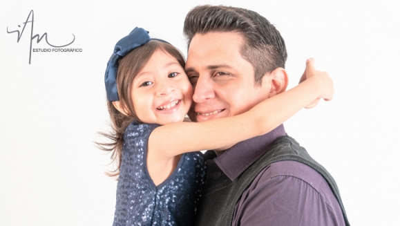[Image: ¡Paga $23 en Lugar de $70 por Sesión Fotográfica Profesional en Estudio hasta para 5 Personas + 25 Fotografías Editadas en Formato Digital + Tarjeta Digital!m]