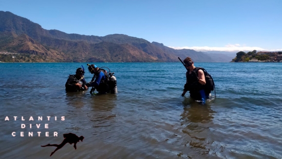 [Imagen:¡Paga Q899 en Vez de Q2,100 por Curso de Buceo en Playa Privada en Atitlán con: 3 Horas de Instrucción Teórica + 1 Hora de Inmersión + Uso de Equipo de Buceo (Traje, Chaleco, Careta, Tanques y Más) + Instructor + Fotografías Digitales Bajo el Agua!]