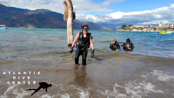 [Imagen:¡Paga Q899 en Vez de Q2,100 por Curso de Buceo en Playa Privada en Atitlán con: 3 Horas de Instrucción Teórica + 1 Hora de Inmersión + Uso de Equipo de Buceo (Traje, Chaleco, Careta, Tanques y Más) + Instructor + Fotografías Digitales Bajo el Agua!]