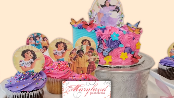 [Image: ¡Paga $30 en Lugar de $60 por Pastel Redondo de 20 Porciones con Relleno a Elección + Plaquita de Dulce + 10 Cupcakes con Pin Personalizado! ¡Solo 103 Cupones Disponibles!m]