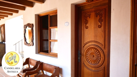 [Image: ¡Agosto en Antigua! ¡Paga $60 en Lugar de $125 por Estadía Romántica en Habitación con Cama Queen o King + 2 Desayunos Típicos o Americanos + 2 Copas de Vino + Bombones de Chocolate + Impuestos Incluidos!m]