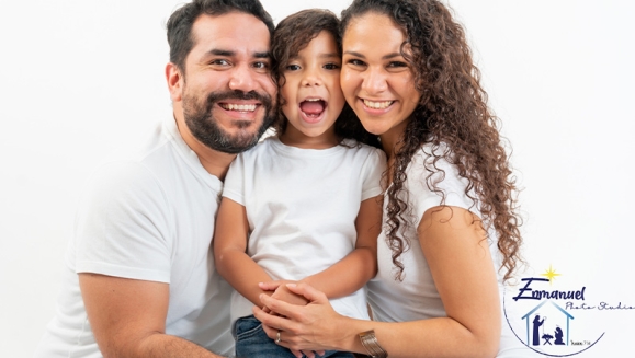 [Image: ¡Paga $23 en Lugar de $100 por Sesión Fotográfica Profesional en Estudio hasta para 5 Personas + 25 Fotografías Editadas en Formato Digital + Tarjeta Digital!m]