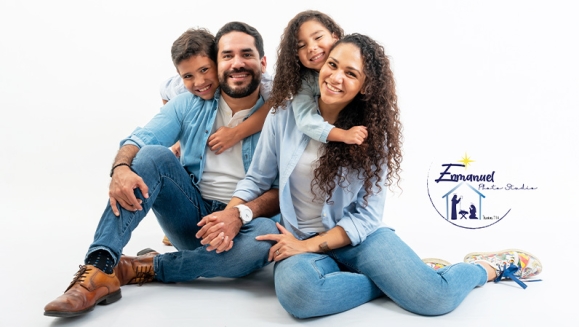 [Image: ¡Paga $23 en Lugar de $100 por Sesión Fotográfica Profesional en Estudio hasta para 5 Personas + 25 Fotografías Editadas en Formato Digital + Tarjeta Digital!m]