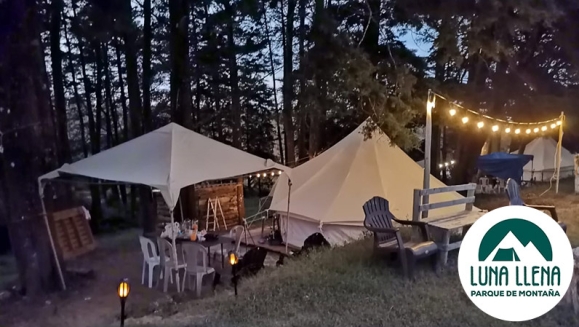 [Imagen:¡Paga Q699 en Lugar de Q1,485 por Glamping para hasta 4 Personas con 1 Pizza + Montaje de Picnic + Uso de Bicicletas + Aventuras en Senderos Ecológicos, Mirador, Puente Colgante, Fogata, Churrasquera y Canchas!]