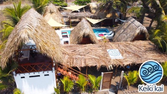 [Image: ¡Paga Q549 en Vez de Q999 por Estadía para 2 Personas en Cabaña Tipo Hawaii con Baño Privado + 2 Cócteles de Bienvenida + Uso de Instalaciones: Tapetes de Playa, Piscina, Hamacas y Más!m]