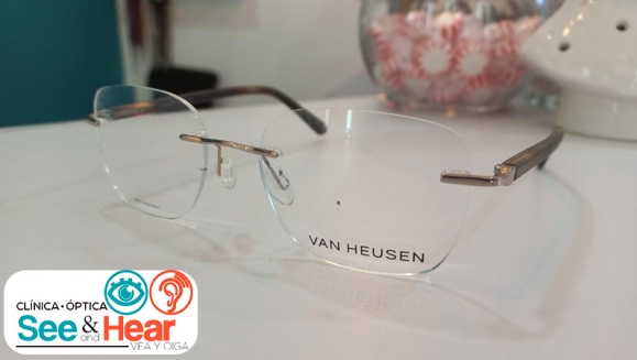 [Image: ¡Paga $110 en Lugar de $290 por Aro Bulova, Gwen Stefani, Liz Claiborn, Van Heusen o Lilly Pulirze + Lentes Blauk de Akkurat (Filtro para Luz Azul-Violeta de Dispositivos Electrónicos) + Examen Visual + Paño de Limpieza y Estuche!m]