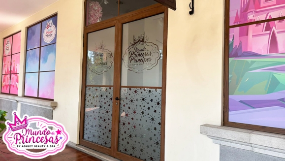 [Image: ¡Paga Q99 en vez de Q350 por Servicios de Salón y Glamour Para Tu Princesa: Corte de Cabello + Peinado con Glitter + Esmaltado de Uñas + Uso de Vestidos y Accesorios del Magic Closet + Fotografías Digitales en Cabinas Personalizadas y Más!m]