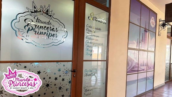 [Image: ¡Paga Q125 en vez de Q450 por Servicios de Salón y Glamour Para Tu Princesa que Incluye: Peinado con Glitter + Maquillaje de Fantasía + Manualidad + Uso de Vestidos y Accesorios del Magic Closet + Fotografías Digitales en Cabinas Personalizadas y Másm]
