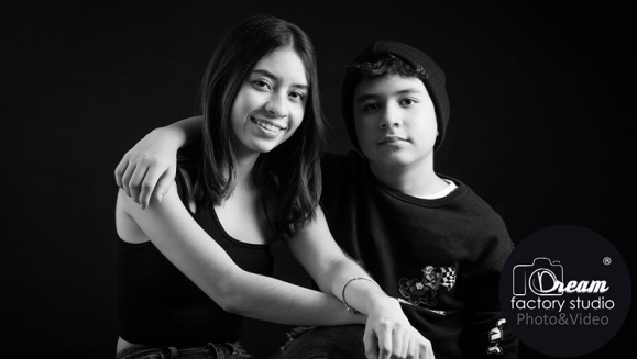 [Image: ¡Paga $60 en Lugar de $120 por Sesión Fotográfica Profesional para 5 Personas que Incluye: 3 Fondos Diferentes + Edición de Fotografías + 30 fotografías en Formato Digital + Ampliación Fotográfica de 12 x 18 Pulgadas!m]
