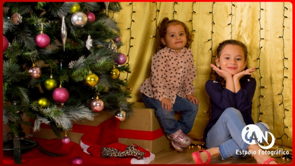 [Image: ¡Paga $23 en Lugar de $100 por Sesión Fotográfica hasta para 5 Personas en Set Navideño + DVD con 25 Fotografías Editadas + 4 Fotografías Impresas + Fotocalendario!m]