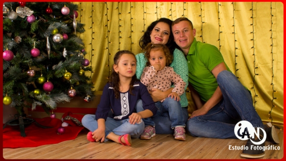 [Image: ¡Paga $23 en Lugar de $100 por Sesión Fotográfica hasta para 5 Personas en Set Navideño + DVD con 25 Fotografías Editadas + 4 Fotografías Impresas + Fotocalendario!m]
