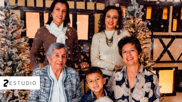 [Image: ¡Paga Q349 en lugar de Q750 por Sesión Fotográfica en Set Navideño + 20 Fotografías Editadas en Formato Digital + Impresión de 8 Fotografías: 1 Ampliación 8x10 + 7 Ampliaciones 5x7 + 1 Marco Fotográfico 5x7! ¡Sin Limite de Personas!m]