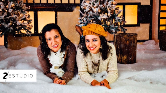 [Image: ¡Paga Q349 en lugar de Q750 por Sesión Fotográfica en Set Navideño + 20 Fotografías Editadas en Formato Digital + Impresión de 8 Fotografías: 1 Ampliación 8x10 + 7 Ampliaciones 5x7 + 1 Marco Fotográfico 5x7! ¡Sin Limite de Personas!m]