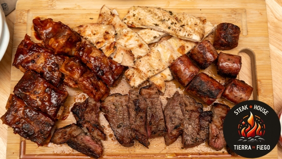 [Image: ¡Parrillada Familiar! ¡Paga Q299 en Vez de Q500 por Parrillada Mixta de 2 Lb con: Puyazo o Lomito + Costilla de Cerdo BBQ + Filete de Pollo + Chorizo Argentino + Chimichurri + Chirmol + 2 Acompañamientos a Elección + 1 Cubetazo de 6 Cervezas Gallo!m]
