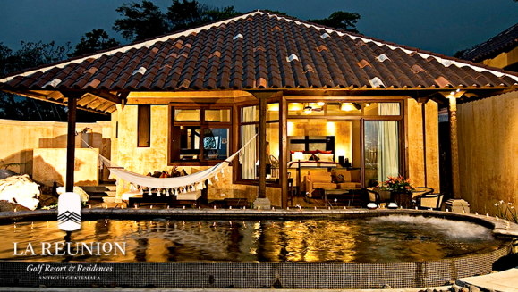 [Image: ¡Paga Q1,290 en lugar de Q2,583 por Estadía de 1 Noche para 2 Personas en Suite de Lujo Equipada con: 1 Cama King o 2 Camas Queen, Jacuzzi en Habitación y Terraza con Piscina Privada!m]