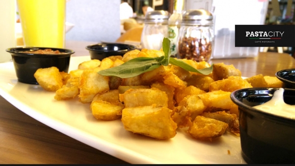 [Image: ¡Paga $15 en Lugar de $30.30 por 2 Platos de Pastas a Elección + 1 Orden de Pan de Ajo con Queso Gratinado + 1 Tabla de Patatas con Salsa Barbacoa, Arrabiata y Mostaza y Miel + 2 Tés Helados, Sodas o Limonadas!m]