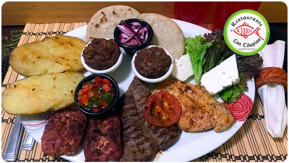 [Image: ¡Paga $20 en Vez de $40 por Day Pass + Parrillada para 2 Personas que Incluye: Uso de la Piscina + Entrada de Yuca Frita o Nachos + 6 Oz. de Lomito + 6 Oz. de Pollo + Chorizos + Casamiento + Papas + Cuajada + Chirmol + Tortillas + 4 Bebidas!m]